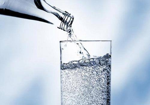 Verre d'eau gazeuse
